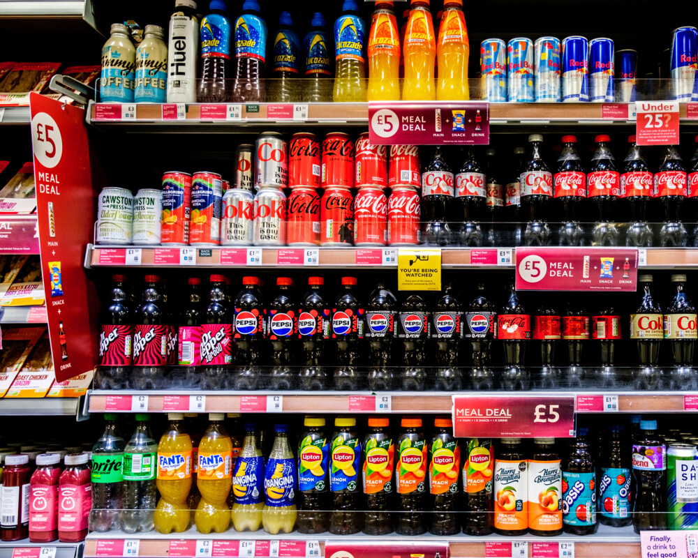 Regal mit Softdrinks, Supermarkt in Großbritannien
