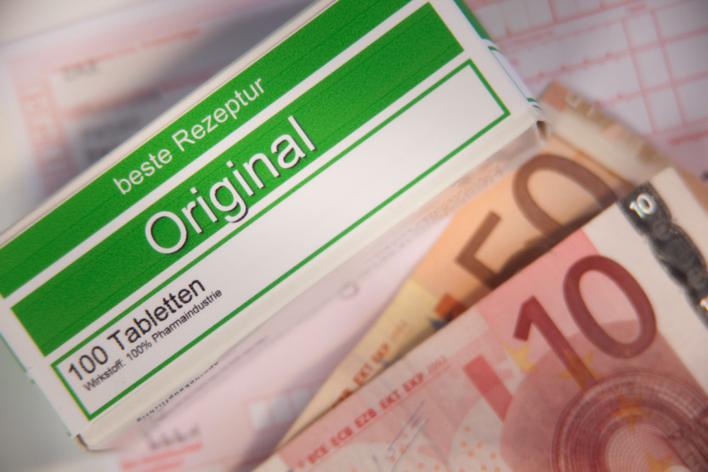 Dummy-Medikamentenpackung und zwei Euro-Scheine