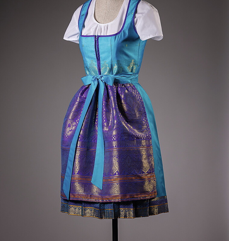 06pta_Sari-Dirndl, um 2012