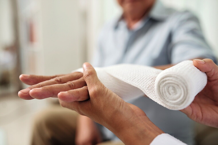 Hand wird verbunden Hand wird verbunden