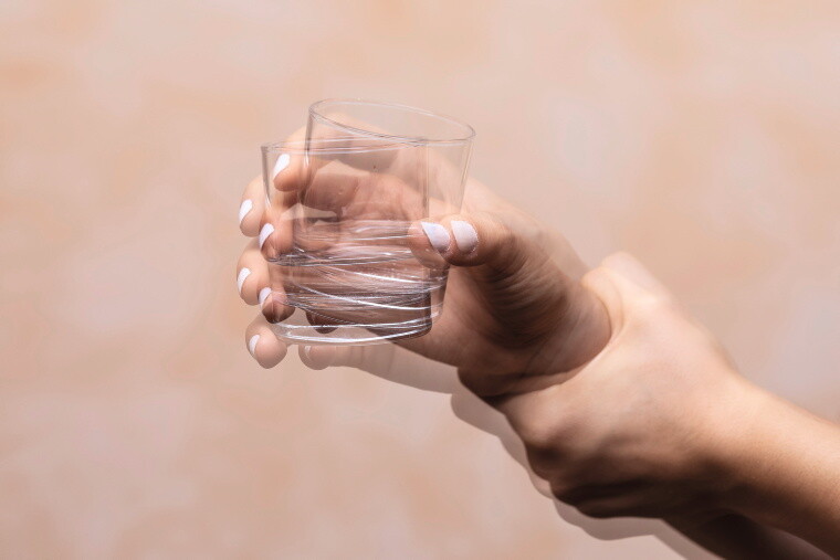 Hand mit Wasserglas in Bewegung Hand mit Wasserglas in Bewegung