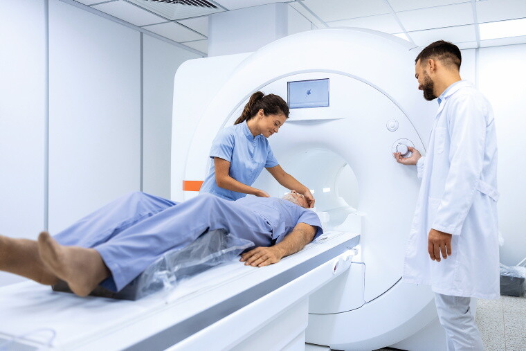 Mann liegt in Computertomographie