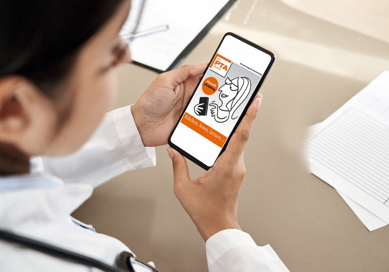 Frau blickt auf Smartphone mit eTraining Anzeige auf dem Bildschirm.