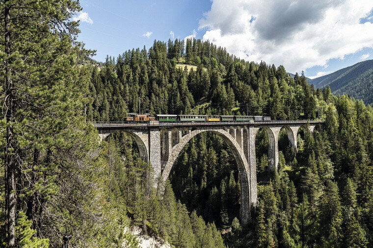 Viadukt mit Zug in Graubünden, Schweiz