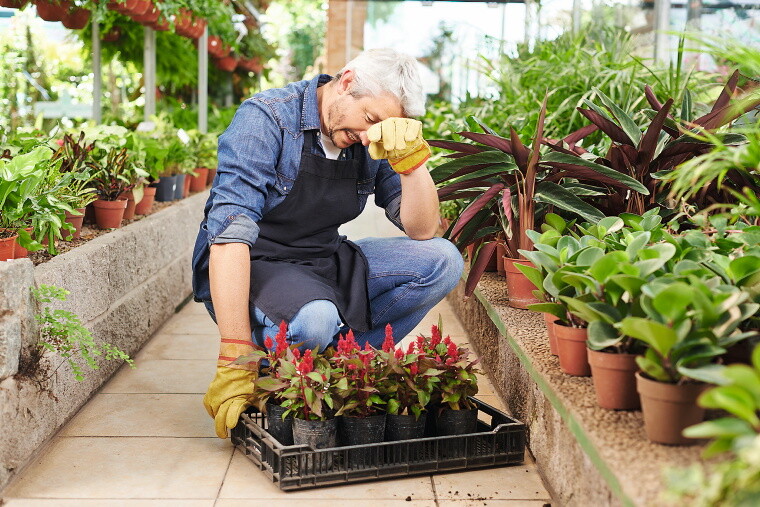 Erschöpfter Mann bei der Gartenarbeit Erschöpfter Mann bei der Gartenarbeit