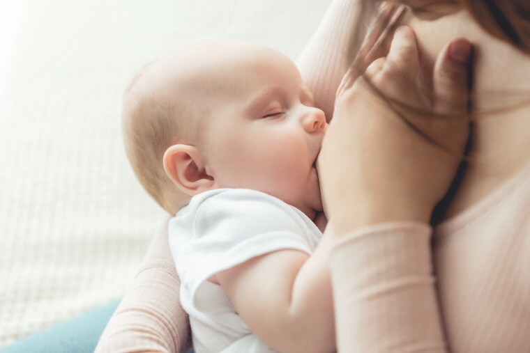 Baby an der Brust