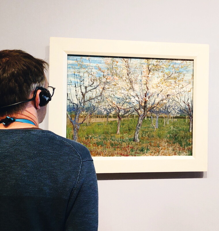 Besucher mit Audioguide vor Van Gogh Bild