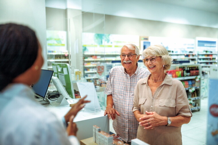 Älteres Paar lässt sich in der Apotheke beraten. Älteres Paar lässt sich in der Apotheke beraten.