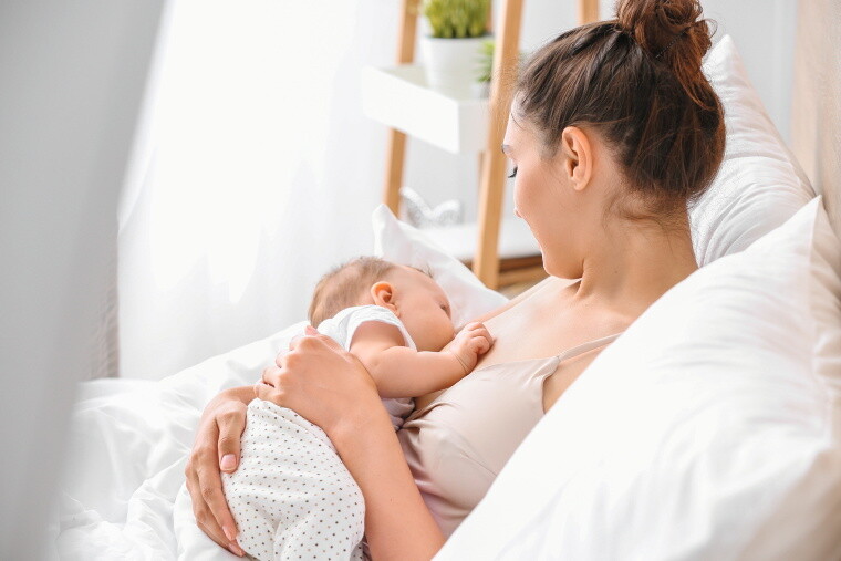 Frau stillt Baby. Frau stillt Baby.