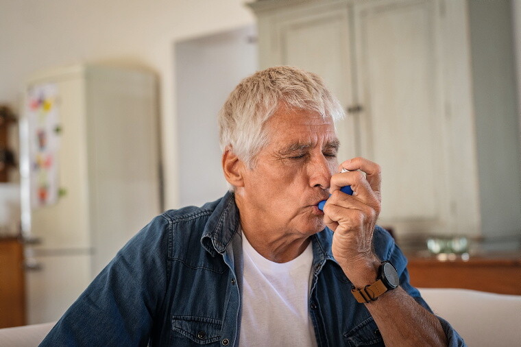 Mann nutzt Inhalator.