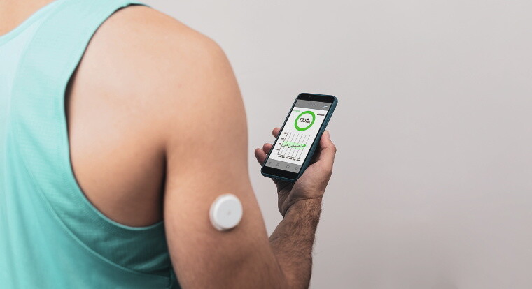 Diabetiker blickt auf Smartphone.