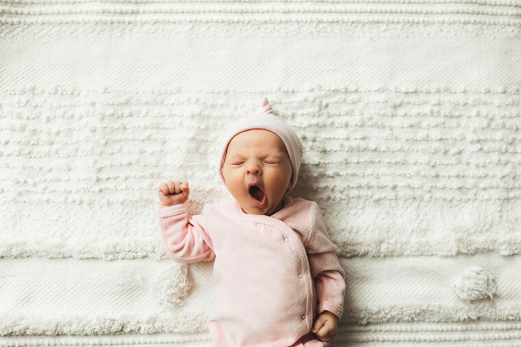 Baby gähnt.