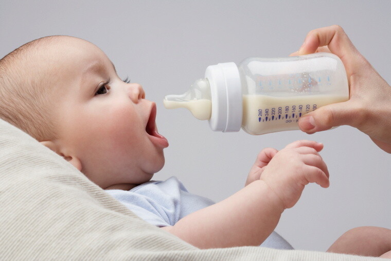 Baby mit Milchfläschchen