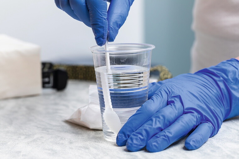 Glukoselösung im Plastikbecher