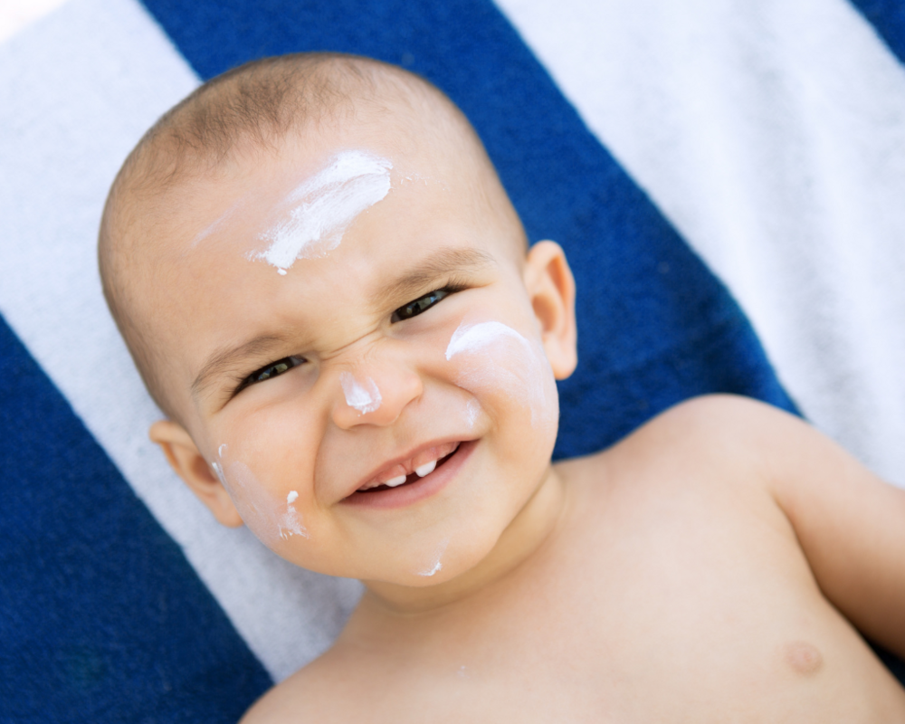 Baby mit Sonnencreme