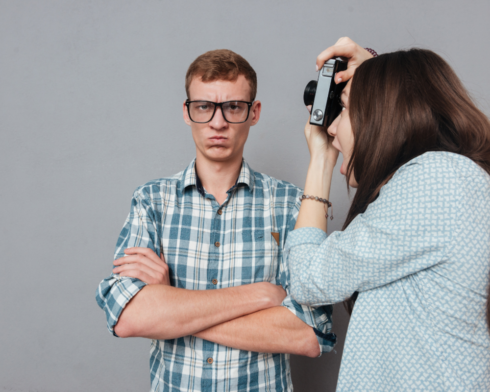 Frau fotografiert Mann.