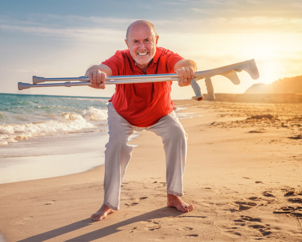 Mann mit Gehilfe am Strand