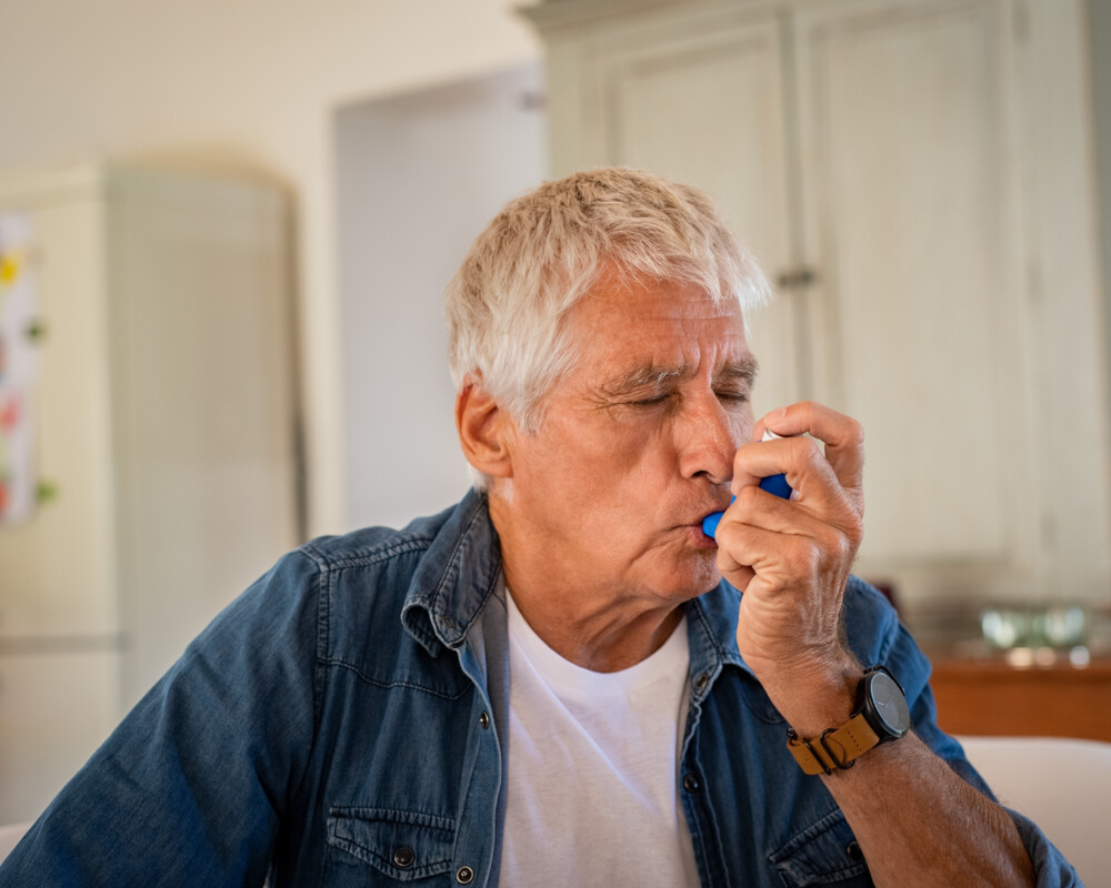 Mann mit Inhalator