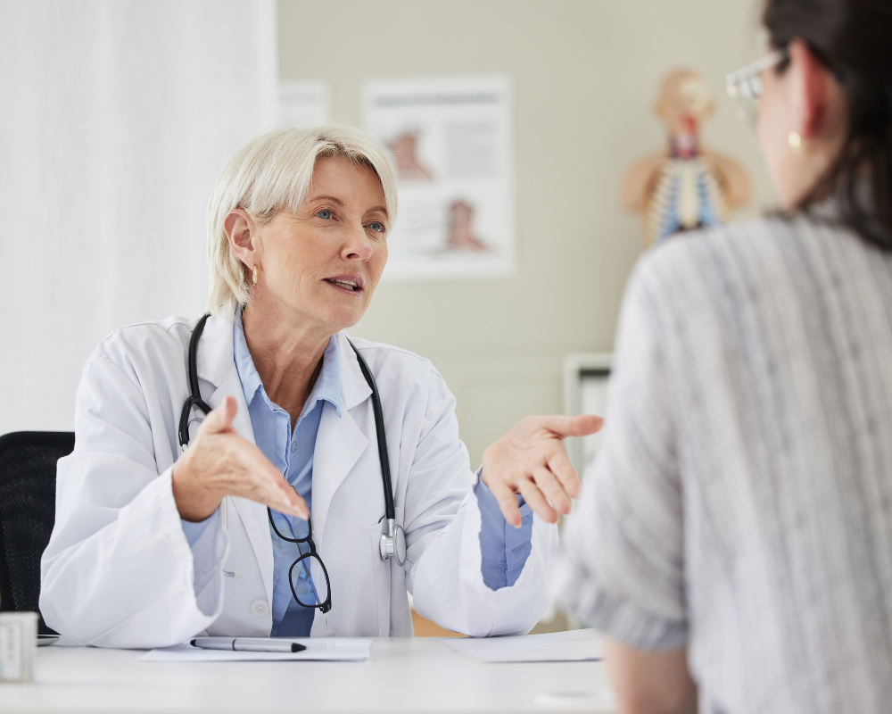 Ärztin redet mit Patientin.