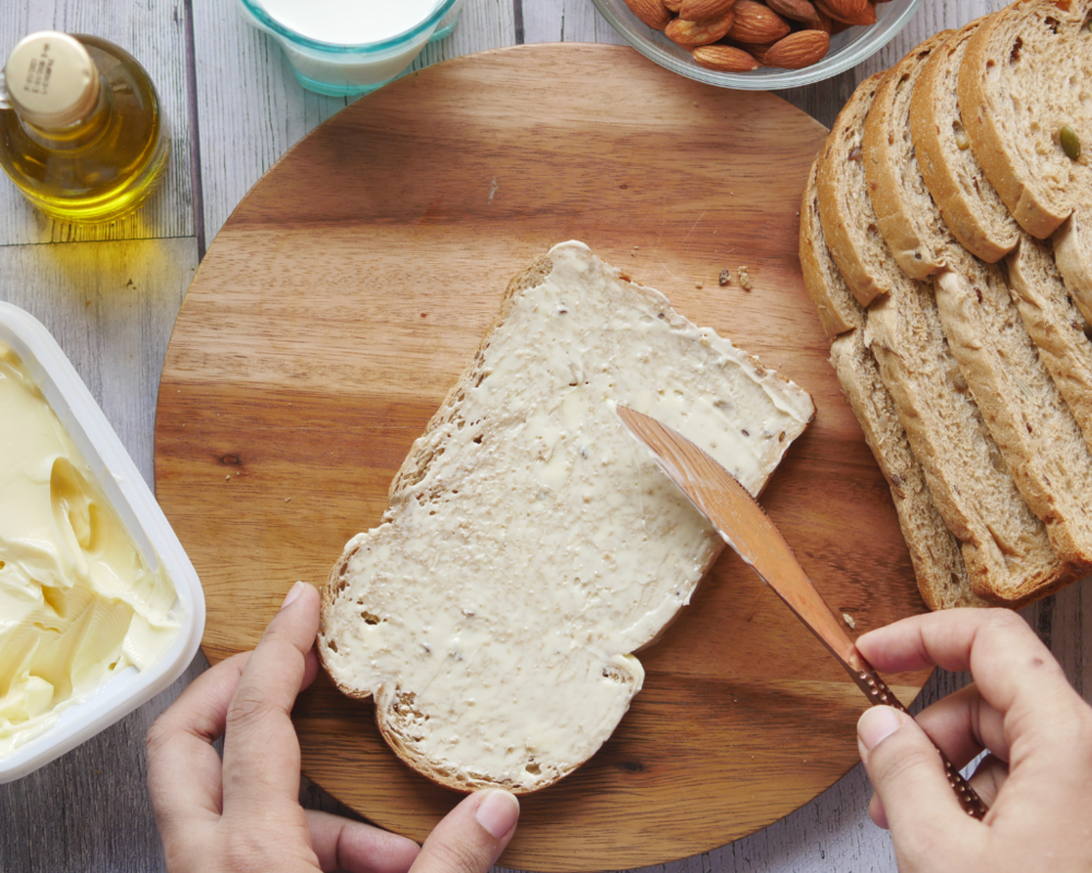 Margarine aufs Brot schmieren