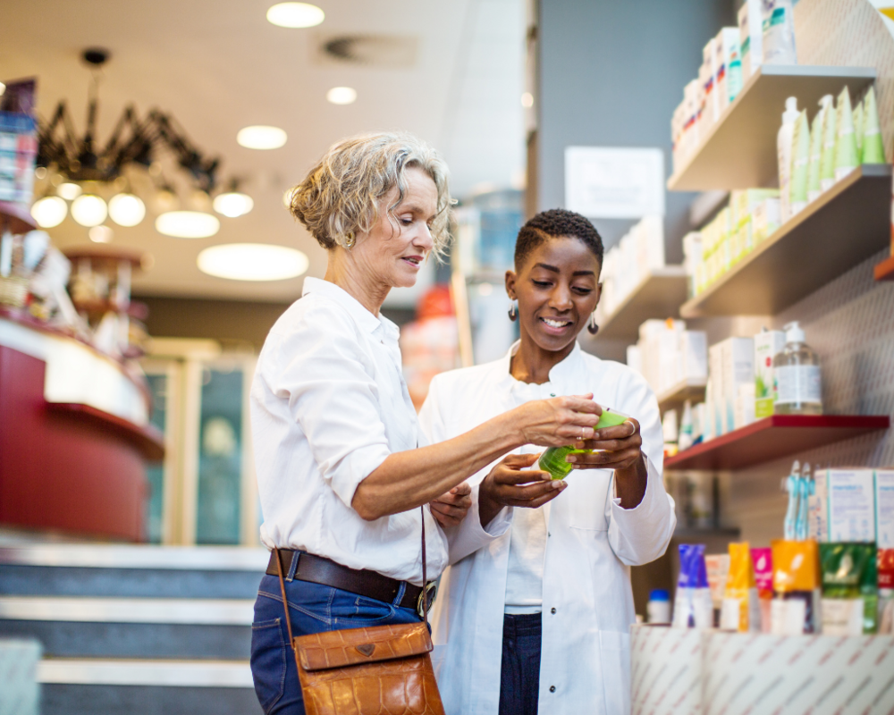 Apothekerin berät Kundin