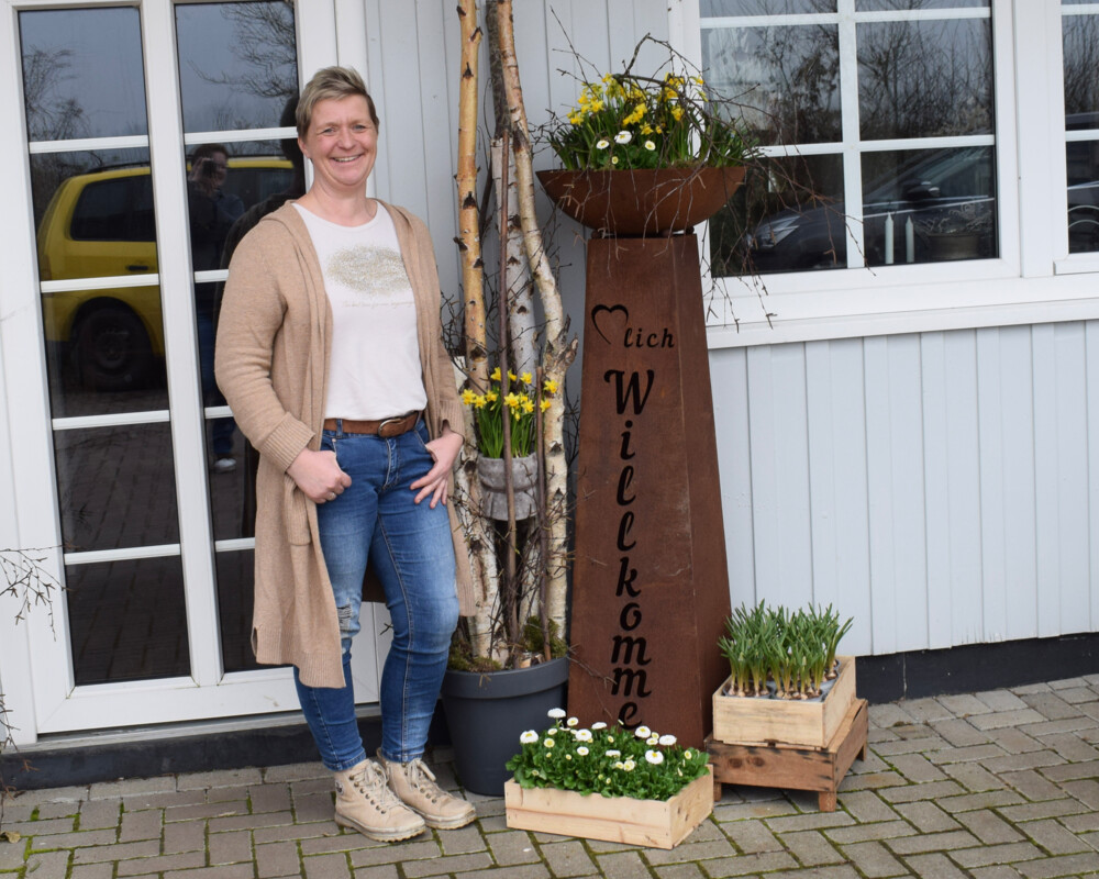 Britta S. vor ihrer Haustür
