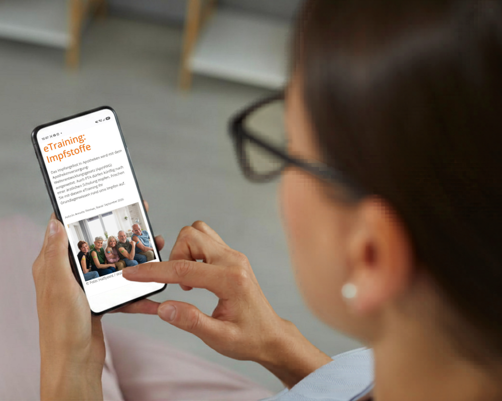 Frau mit Handy und eTraining Impfstoffe auf dem Display