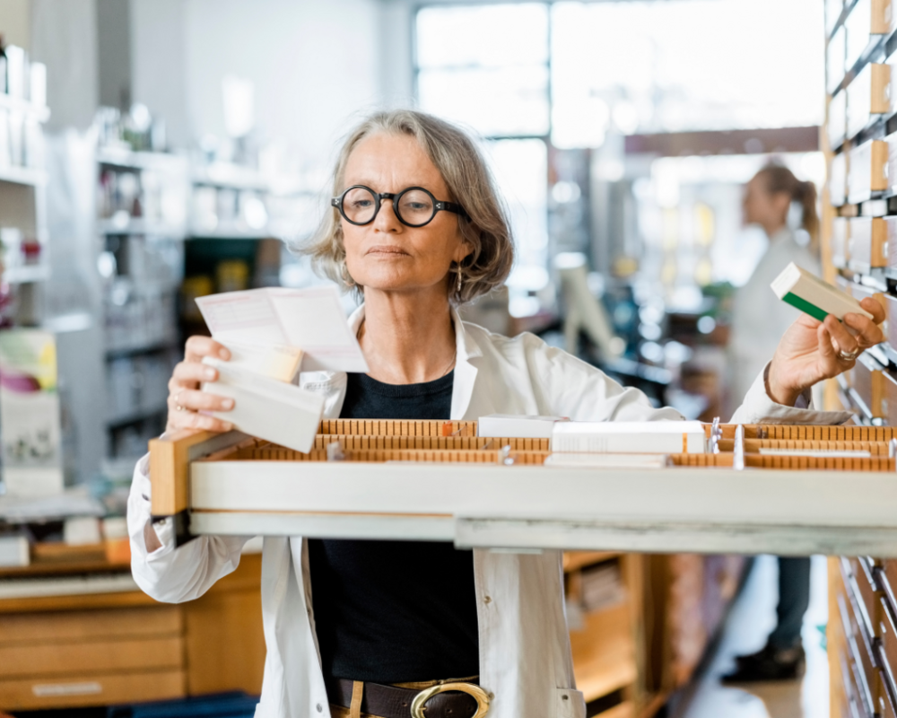 PTA mit Papierrezept an Medikamentenschublade