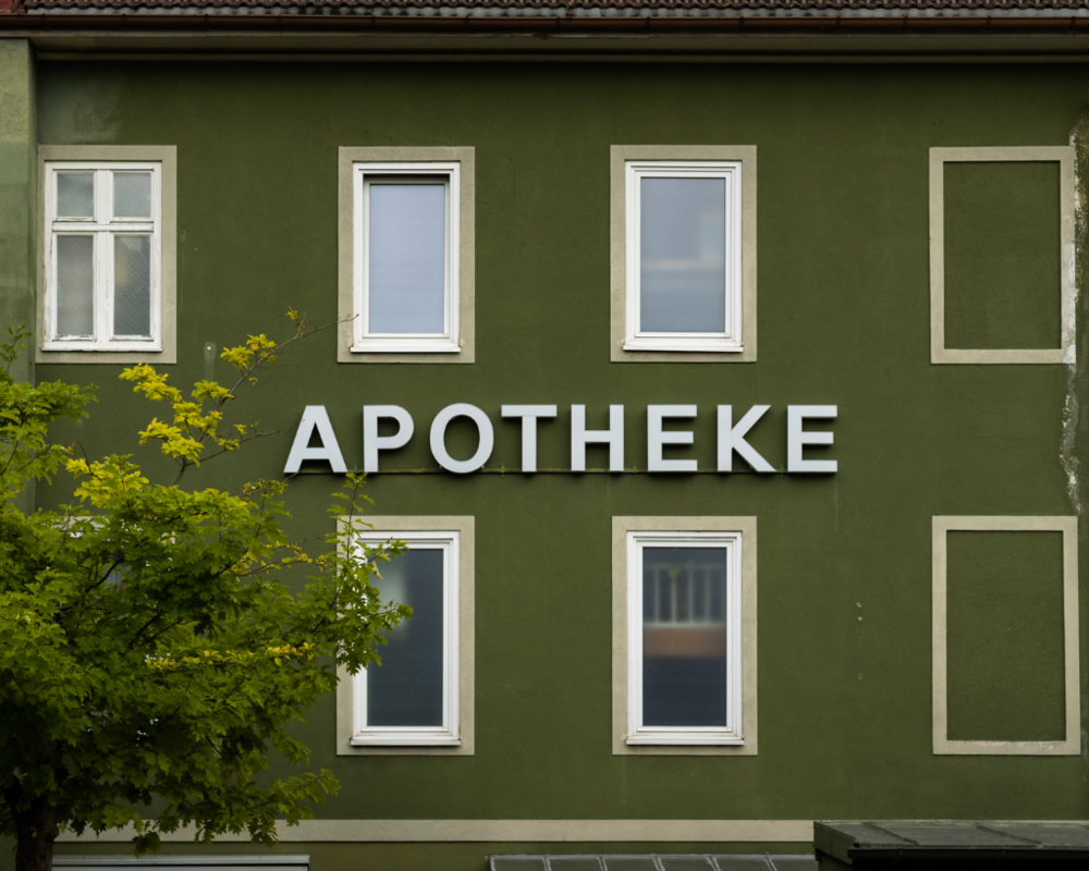 Apothekenschriftzug an Hauswand