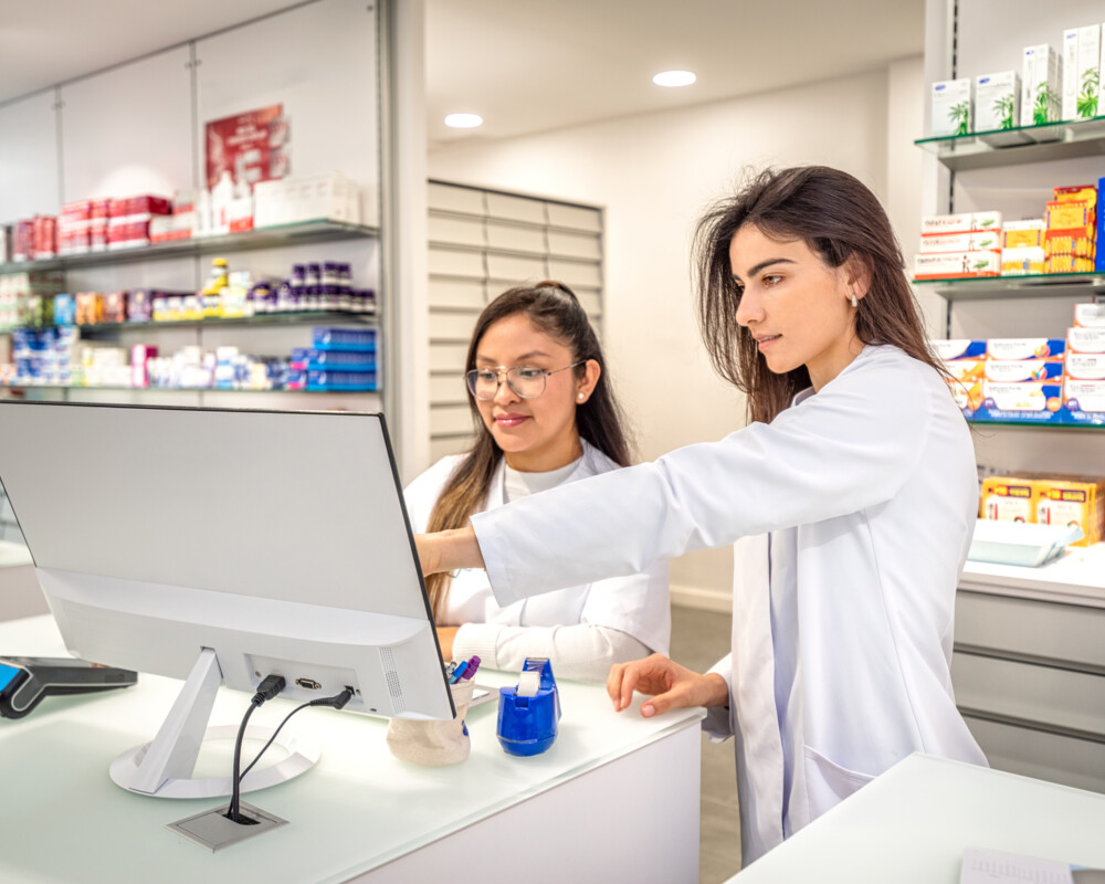 Zwei Frauen am Computer in der Offizin