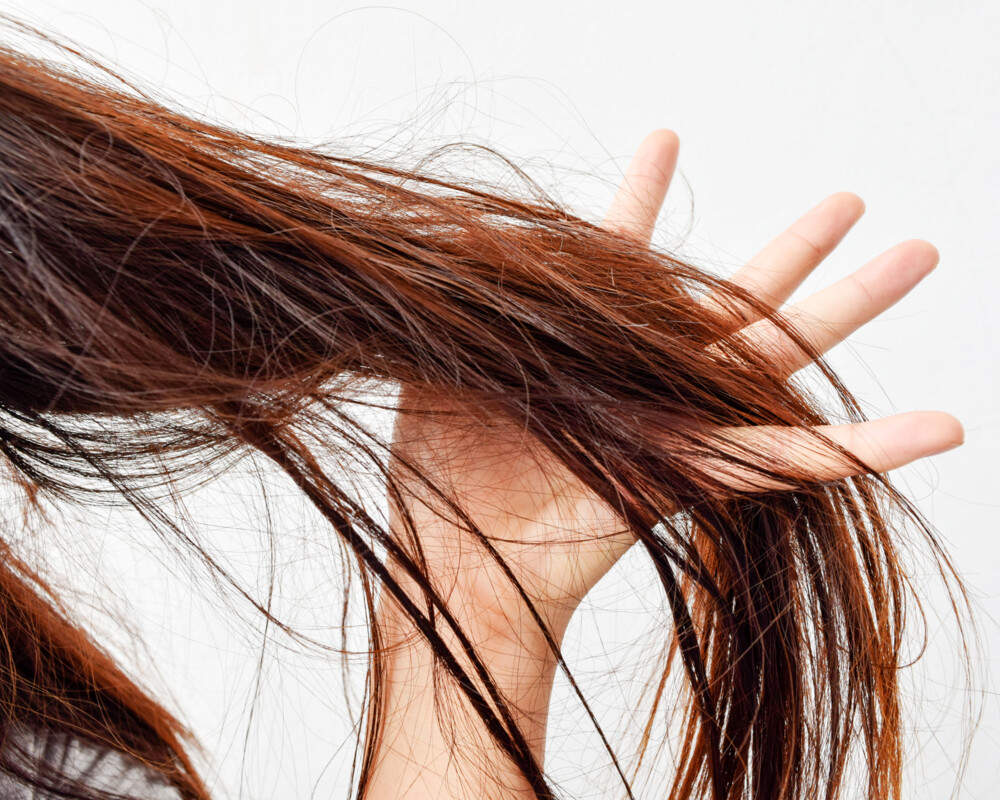 Hand fasst in lange Haare