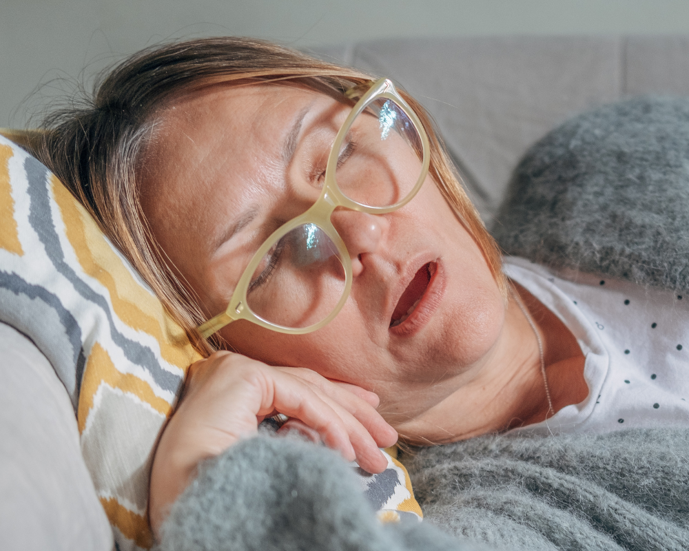 Schlafende Frau mit offenem Mund