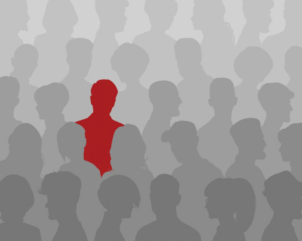 Graue Menschenmenge und eine rote Sillouette