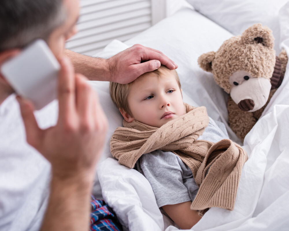 Vater mit krankem Sohn.