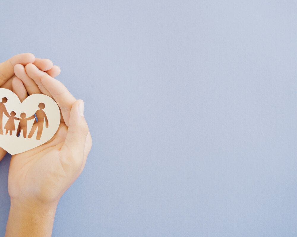Hand mit Herz und Familiensymbol