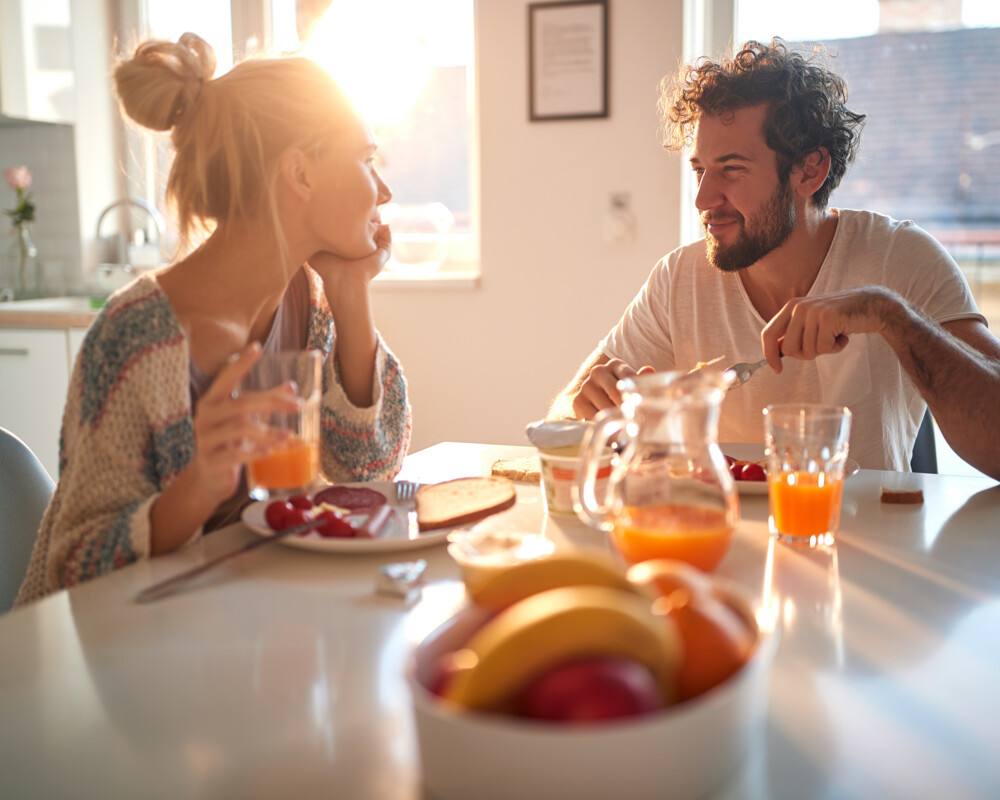 Frau und Mann am Frühstückstisch