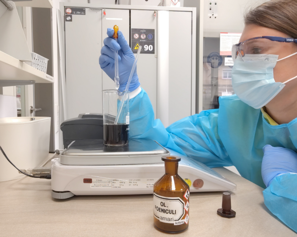 PTA Sarah Siegler in der Rezeptur