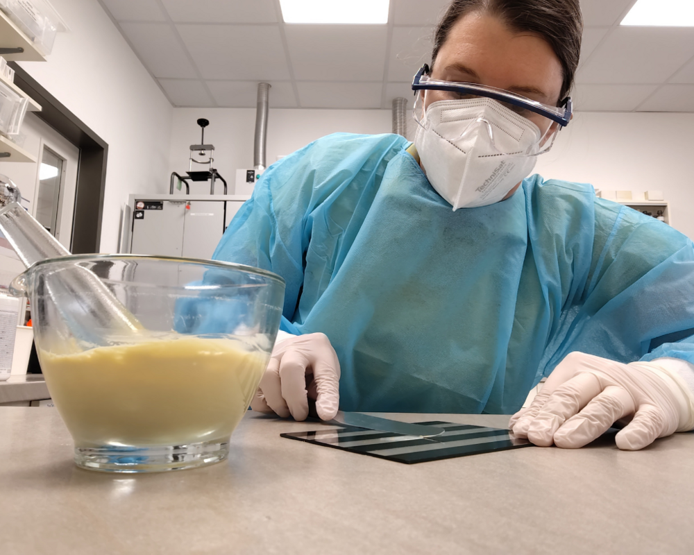 PTA Sarah Siegler in der Rezeptur