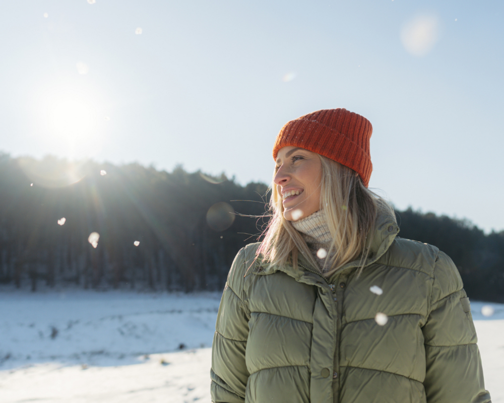 Frau im Winter draußen