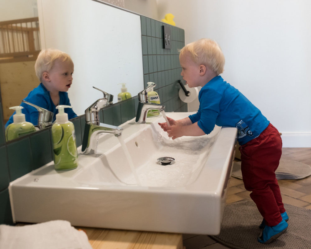 Kitakind am Waschbecken