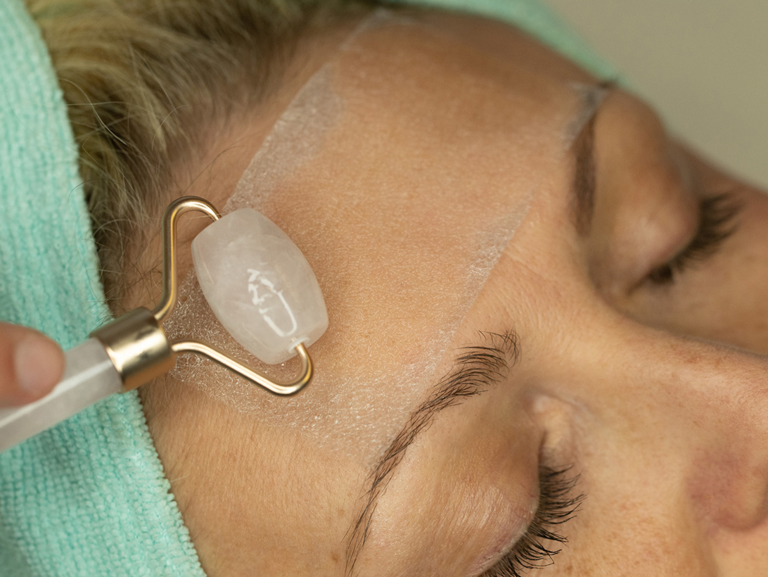 Ein in Zusammenarbeit zwischen dem Fraunhofer ISC und der B-COS GmbH entwickeltes Anti-Aging-Gesichtspad in Anwendung auf der Haut einer Probandin.