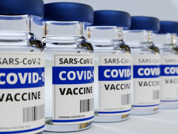 Mehrere COVID-19-Impfstoffvials in Reihe