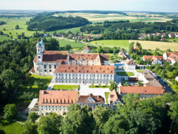 Luftaufnahme der Klosteranlage von Kloster Holzen bei Augsburg 