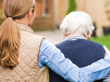 Rückenansicht: Junge Frau und ältere Frau 