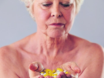 Ältere Frau mit Medizin