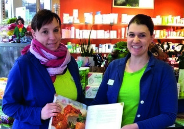 Melanie Rausch und unsere Autorin Sarah Siegler (r.)
arbeiten gemeinsam in der Ertelt-Apotheke in Bisingen
und betreuen ein Ernährungsprogramm.