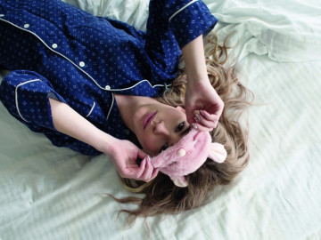 Frau mit Schlafmaske im Bett