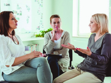 Frauen diskutieren: Mediation