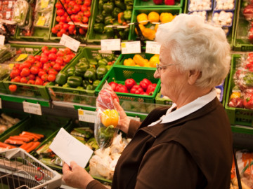 Seniorin beim Einkaufen