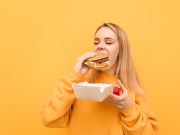 Frau mit Burger